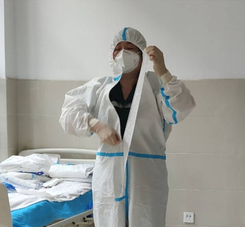 曹縣中醫院急診科開展“穿脫防護服”技能考核，筑牢醫護人員防護安全線